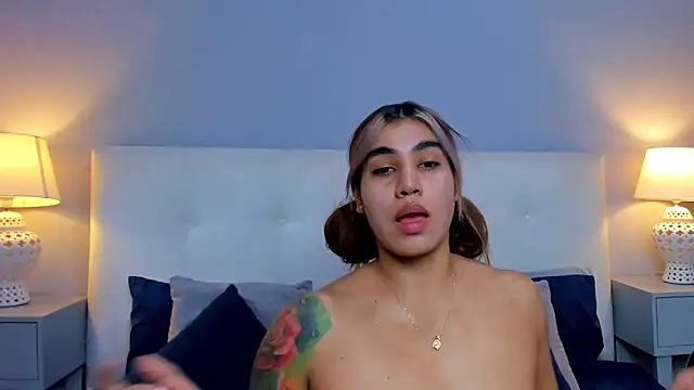 SaraaJhonsonn online show from 18, 11, 2025