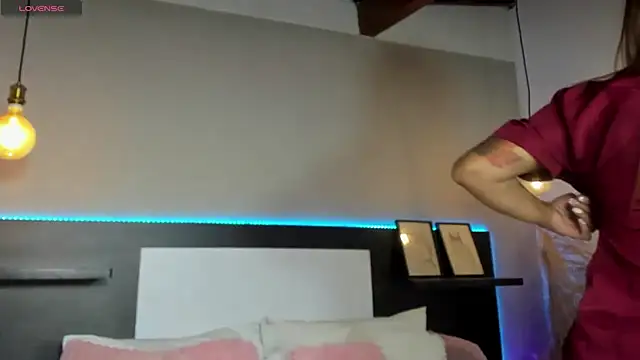 SaraaJhonsonn online show from 18, 3, 2026