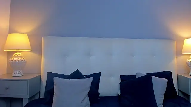 SaraaJhonsonn online show from 15, 10, 2025