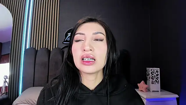 Nicolette ks  online show from 17, 6, 2026