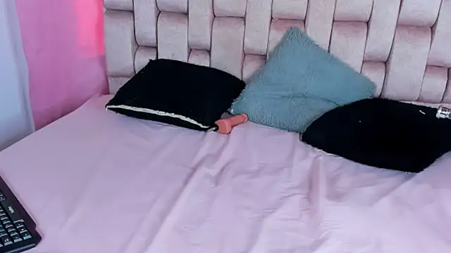 Snapshot of Emma_Evelyn chatting on 18, 9, 2025 Emma Evelyn online show from 18, 9, 2025