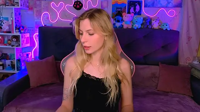 Snapshot of Maria_Hunt chatting on 25, 10, 2025 Maria Hunt online show from 25, 10, 2025