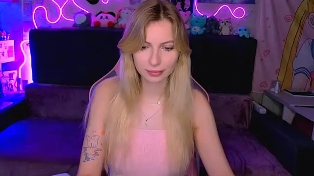 Snapshot of Maria_Hunt chatting on 8, 11, 2025 Maria Hunt online show from 8, 11, 2025