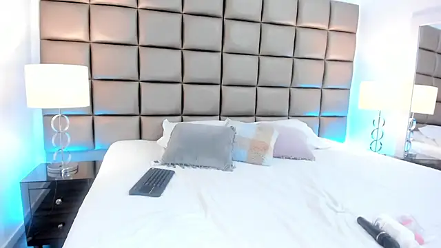 AnnyHizzle online show from 17, 3, 2025