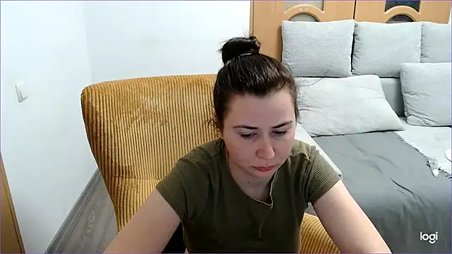 VioletaFlower7 online show from 15, 4, 2026