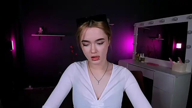 liana kisses online show from 8, 3, 2025