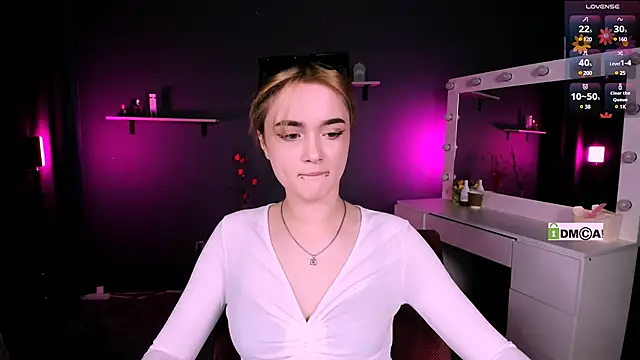 liana kisses online show from 8, 3, 2025