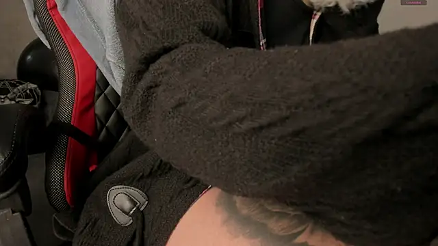 selene red  online show from 14, 11, 2025