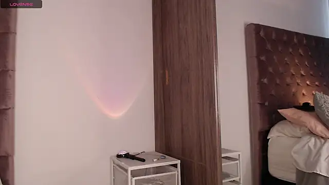 Roussmariehenao online show from 5, 11, 2025