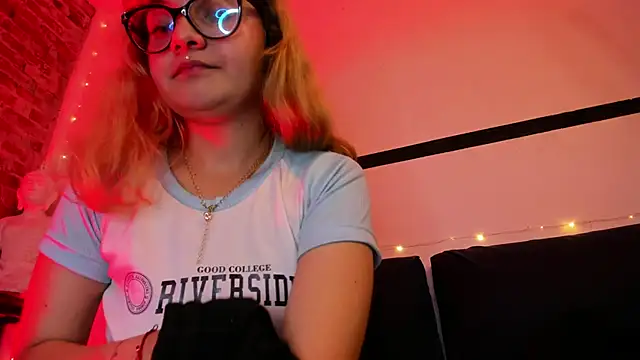 Snapshot of Sweet_Namii chatting on 11, 3, 2025 Sweet Namii online show from 11, 3, 2025