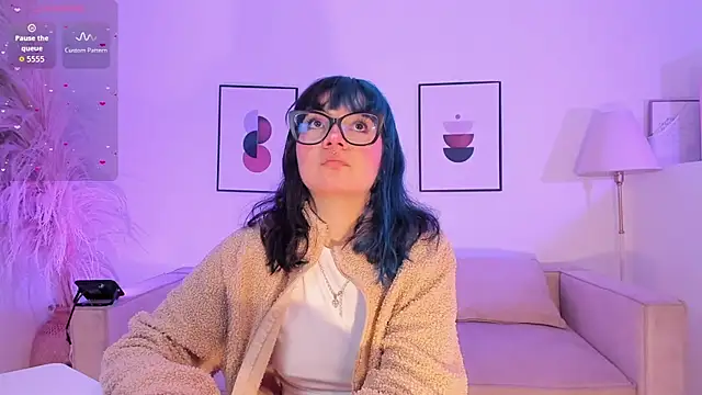 Snapshot of Sweet_Namii chatting on 8, 11, 2025 Sweet Namii online show from 8, 11, 2025