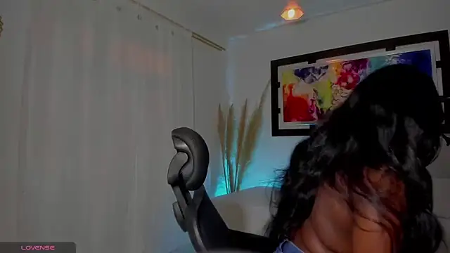 Scarlett 811 online show from 8, 10, 2025