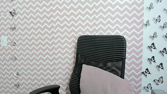 Amie Adams82  online show from 7, 2, 2025