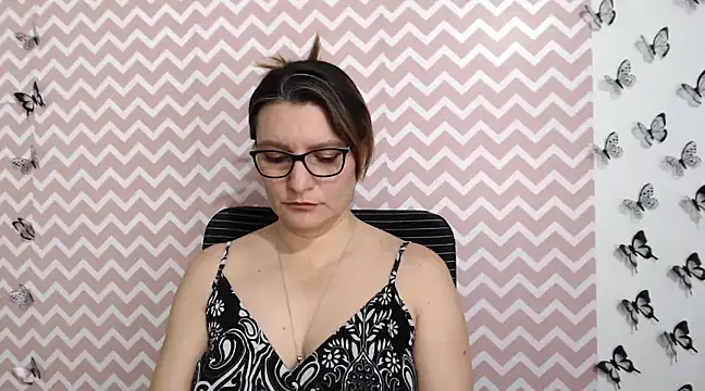 Amie Adams82  online show from 3, 2, 2025