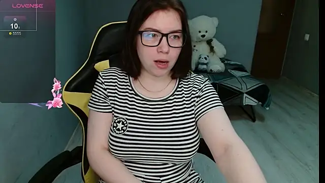 Snapshot of Emily_Amorre chatting on 6, 10, 2025 Emily Amorre online show from 6, 10, 2025