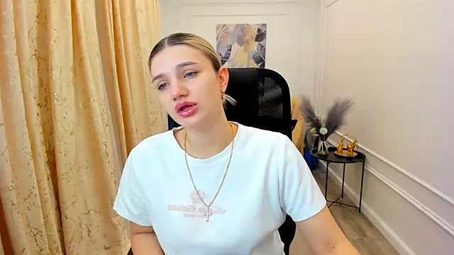 SelenaeMoore online show from 17, 6, 2026