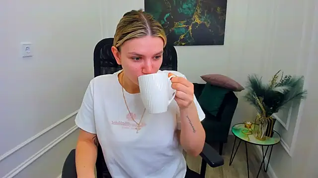 SelenaeMoore online show from 7, 5, 2026