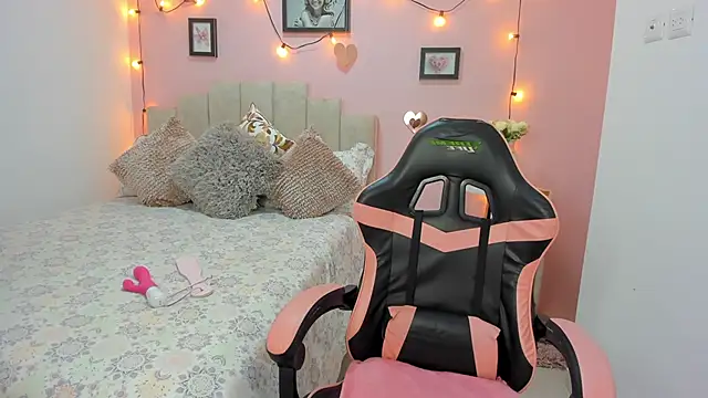 emilyharrix online show from 2, 11, 2025