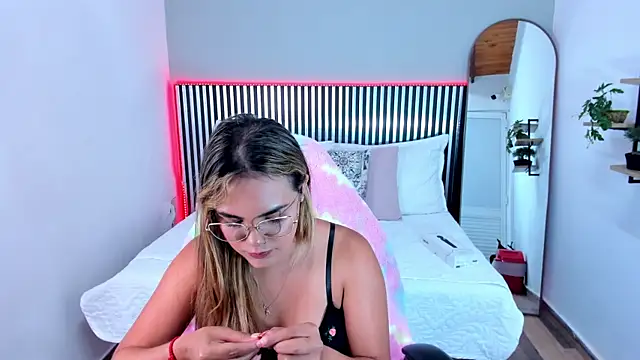Snapshot of Stacey_white_ chatting on 4, 7, 2026 Stacey white online show from 4, 7, 2026