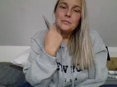 Snapshot of scrummymummy2 chatting on 28, 9, 2025 scrummymummy2 online show from 28, 9, 2025