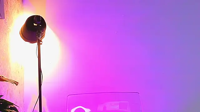 AlessiaLondon online show from 8, 4, 2026