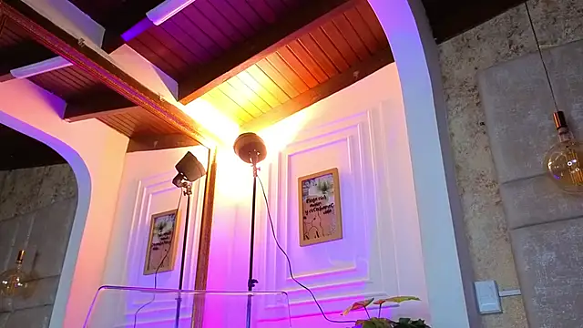 AlessiaLondon online show from 1, 4, 2026