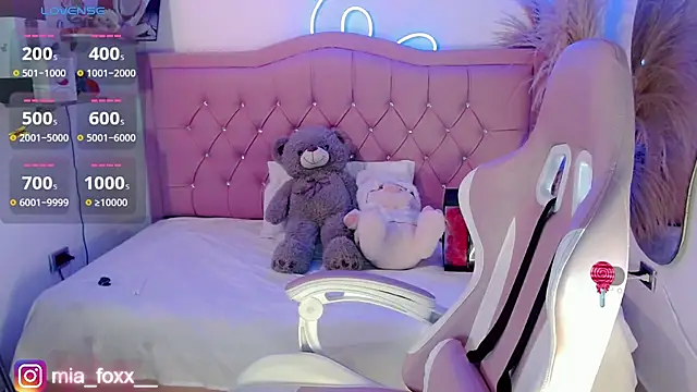 Mia foxx  online show from 12, 9, 2025