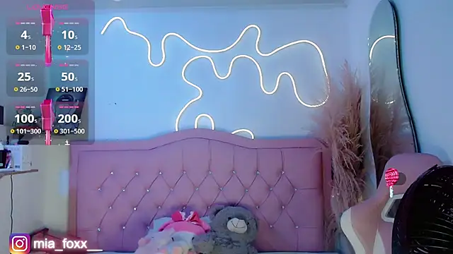 Mia foxx  online show from 12, 10, 2025