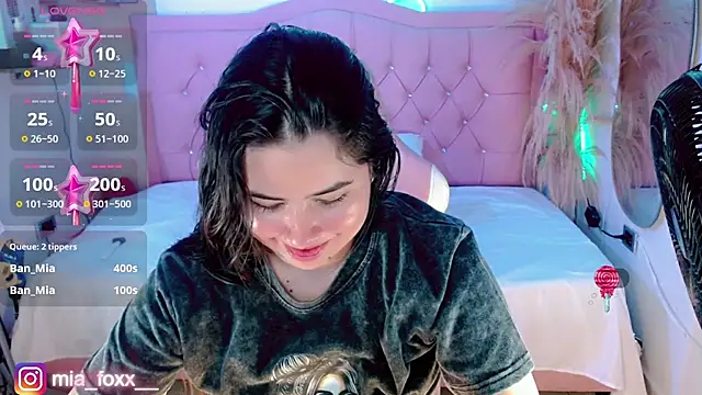 Mia foxx  online show from 5, 10, 2025