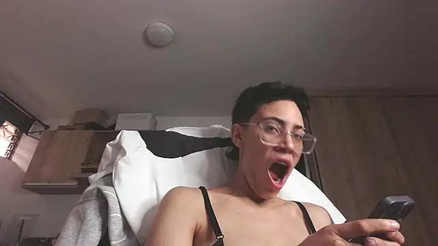 Cutie Shy  online show from 28, 4, 2026