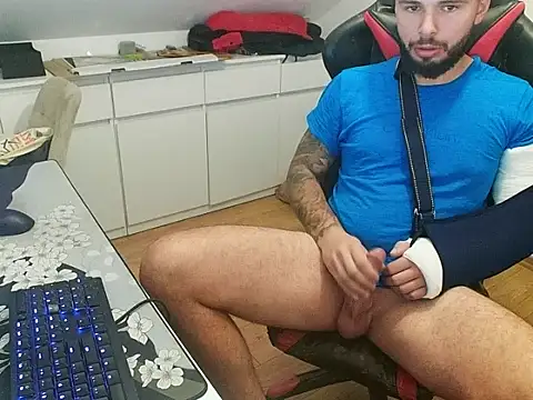 Snapshot of prezydentcam chatting on 8, 10, 2025 prezydentcam online show from 8, 10, 2025