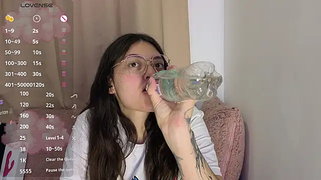 lessliee22  online show from 26, 4, 2026