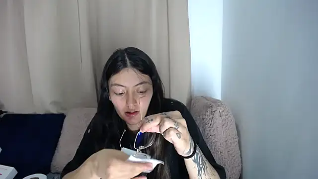 lessliee22  online show from 25, 3, 2026