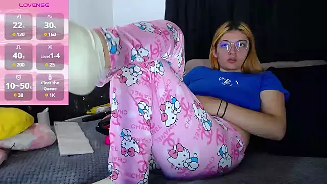 lessliee22  online show from 12, 3, 2025