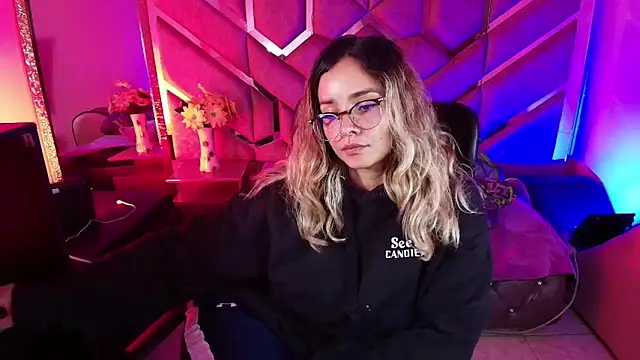 Snapshot of Olivia_Fox69 chatting on 21, 11, 2025 Olivia Fox69 online show from 21, 11, 2025