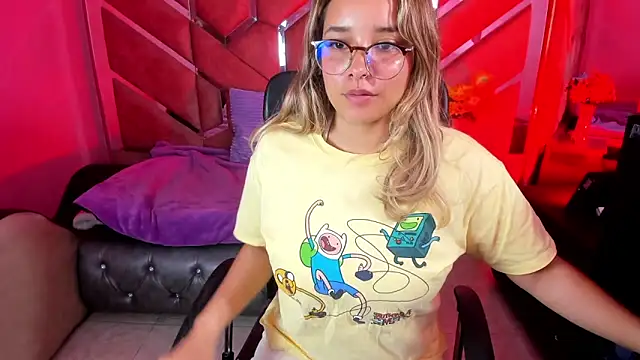 Snapshot of Olivia_Fox69 chatting on 19, 9, 2025 Olivia Fox69 online show from 19, 9, 2025