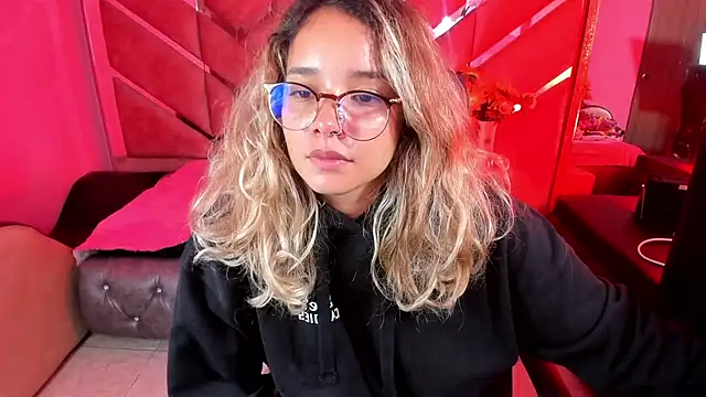 Snapshot of Olivia_Fox69 chatting on 5, 10, 2025 Olivia Fox69 online show from 5, 10, 2025