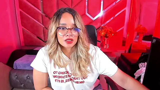 Snapshot of Olivia_Fox69 chatting on 17, 10, 2025 Olivia Fox69 online show from 17, 10, 2025