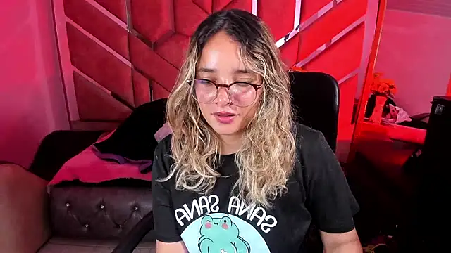 Snapshot of Olivia_Fox69 chatting on 3, 10, 2025 Olivia Fox69 online show from 3, 10, 2025