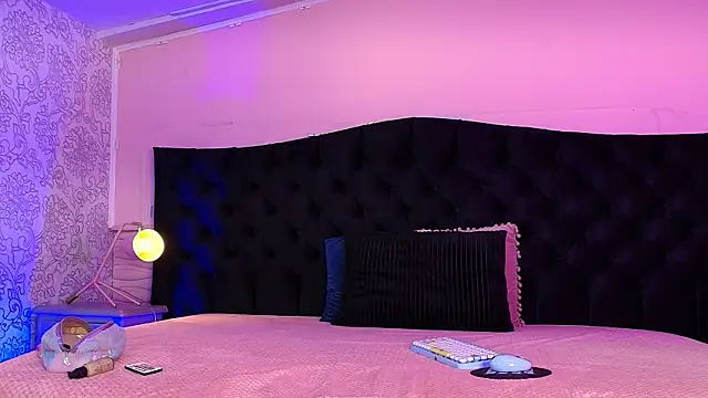 Julieta Cortes   online show from 9, 4, 2026