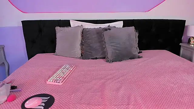 Julieta Cortes   online show from 2, 12, 2025