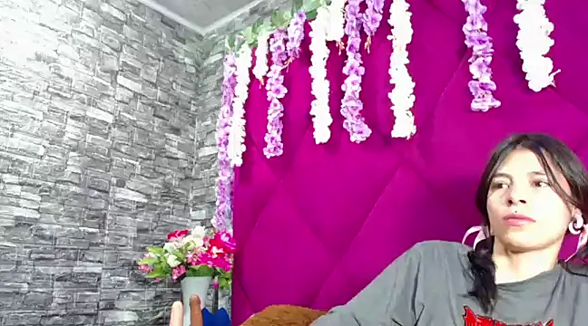 Sasha Petitte online show from 7, 3, 2025