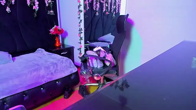 Sasha Petitte online show from 5, 2, 2025