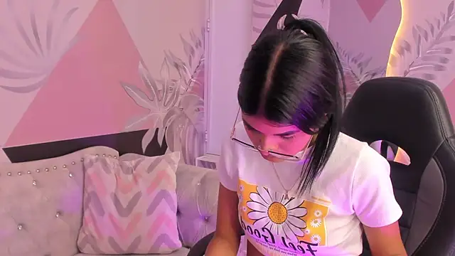 Snapshot of Isa_little4u chatting on 6, 3, 2025 Isa little4u online show from 6, 3, 2025