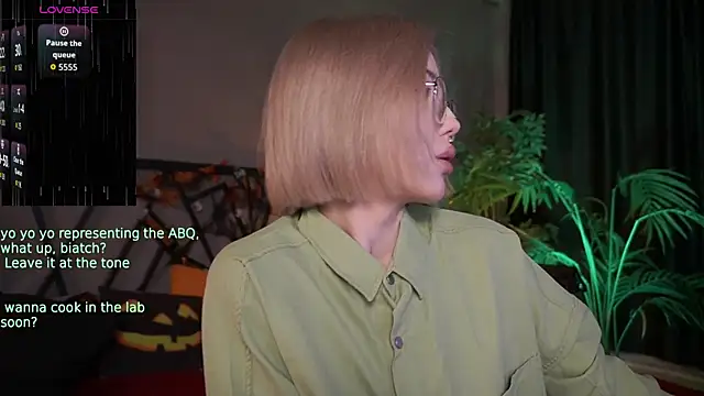 Snapshot of LindaThacker chatting on 27, 10, 2025 LindaThacker online show from 27, 10, 2025