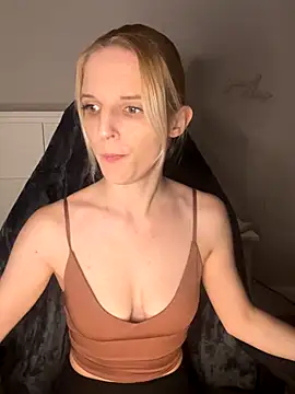 Snapshot of Luna_Lacroix chatting on 5, 12, 2025 Luna Lacroix online show from 5, 12, 2025