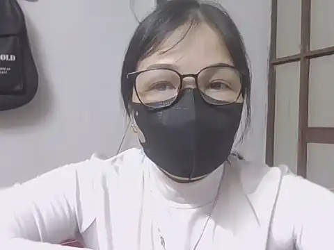 Snapshot of JuliaCiona chatting on 19, 11, 2025 JuliaCiona online show from 19, 11, 2025