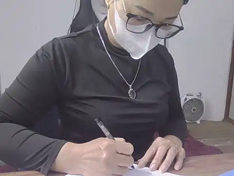 Snapshot of JuliaCiona chatting on 25, 11, 2025 JuliaCiona online show from 25, 11, 2025