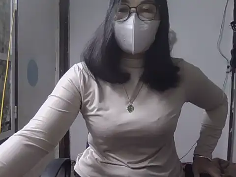 Snapshot of JuliaCiona chatting on 18, 11, 2025 JuliaCiona online show from 18, 11, 2025