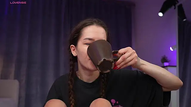 Amely Young online show from 8, 4, 2026